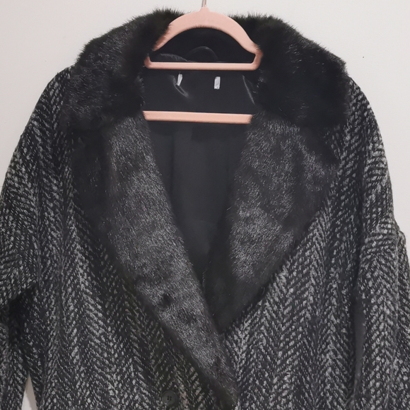 🌸 Faux fur lined gray coat 🌸 - Picture 3 of 6